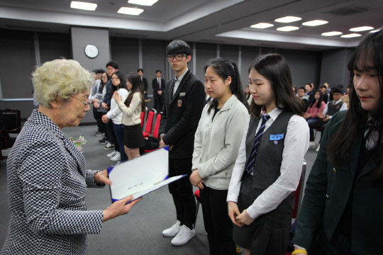 지난 21일 계룡건설사옥에서 열린 계룡장학재단 1분기 장학금 수여식에서 장학생들이 장학금과 증서를 받고 있다.<계룡장학재단 제공>